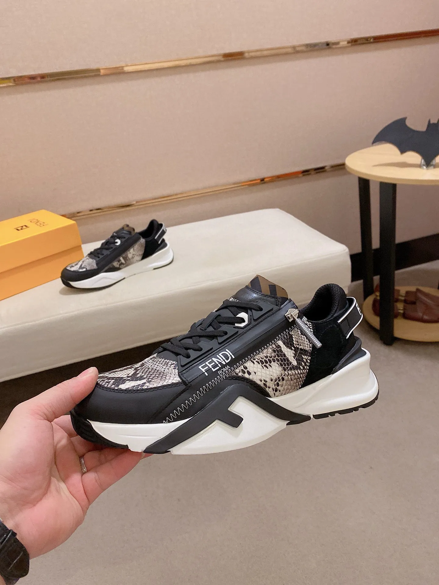 Men's shoes💰: 540💰(Higher version) [Fendi] Fendi's latest casual shoes for men! Available at counters simultaneously! A one-to-one replica of the original. The surface is made entirely of imported first-layer calfskin with crocodile pattern, the interior is made of first-layer water-dyed cowhide, and the original factory-supplied rubber outsole. Leading new fashion concepts. Matching code: 38-44 (45 can be customized)